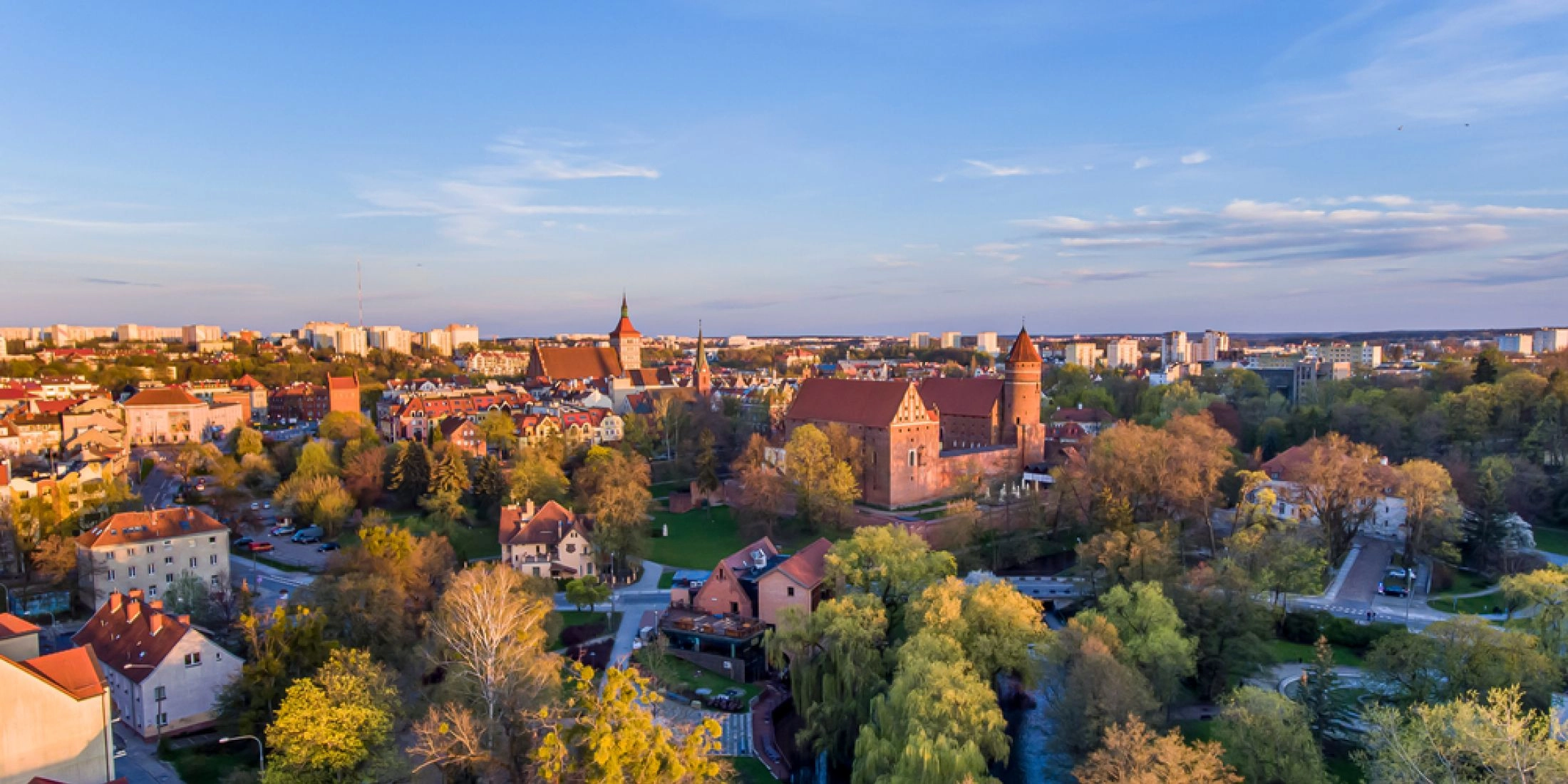 Olsztyn panorama miasta, zamek kapituły warmińskiej i starówka w świetle zachodzącego słońca