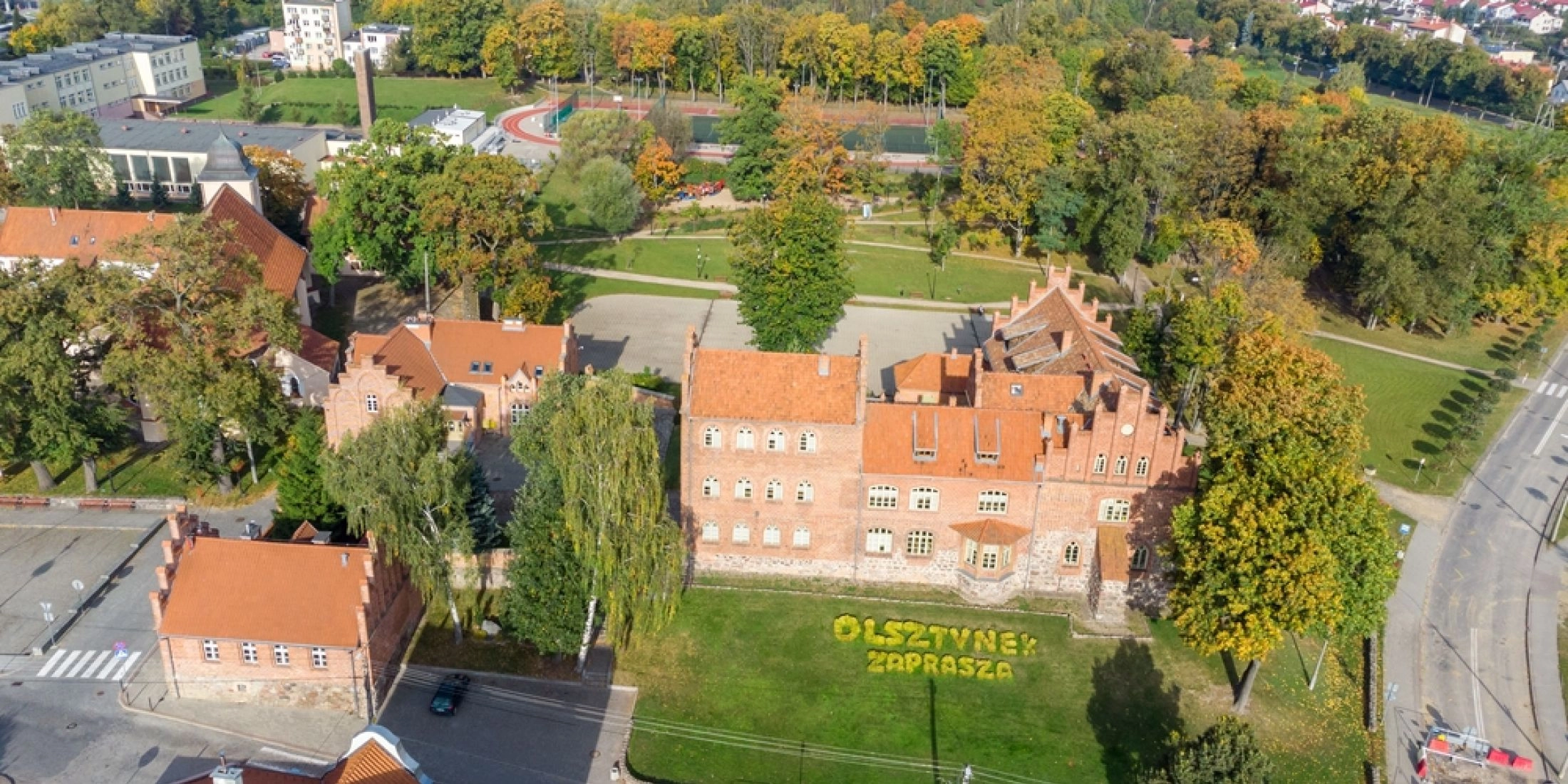 Widok z lotu ptaka na zabudowę i park w Olsztynku