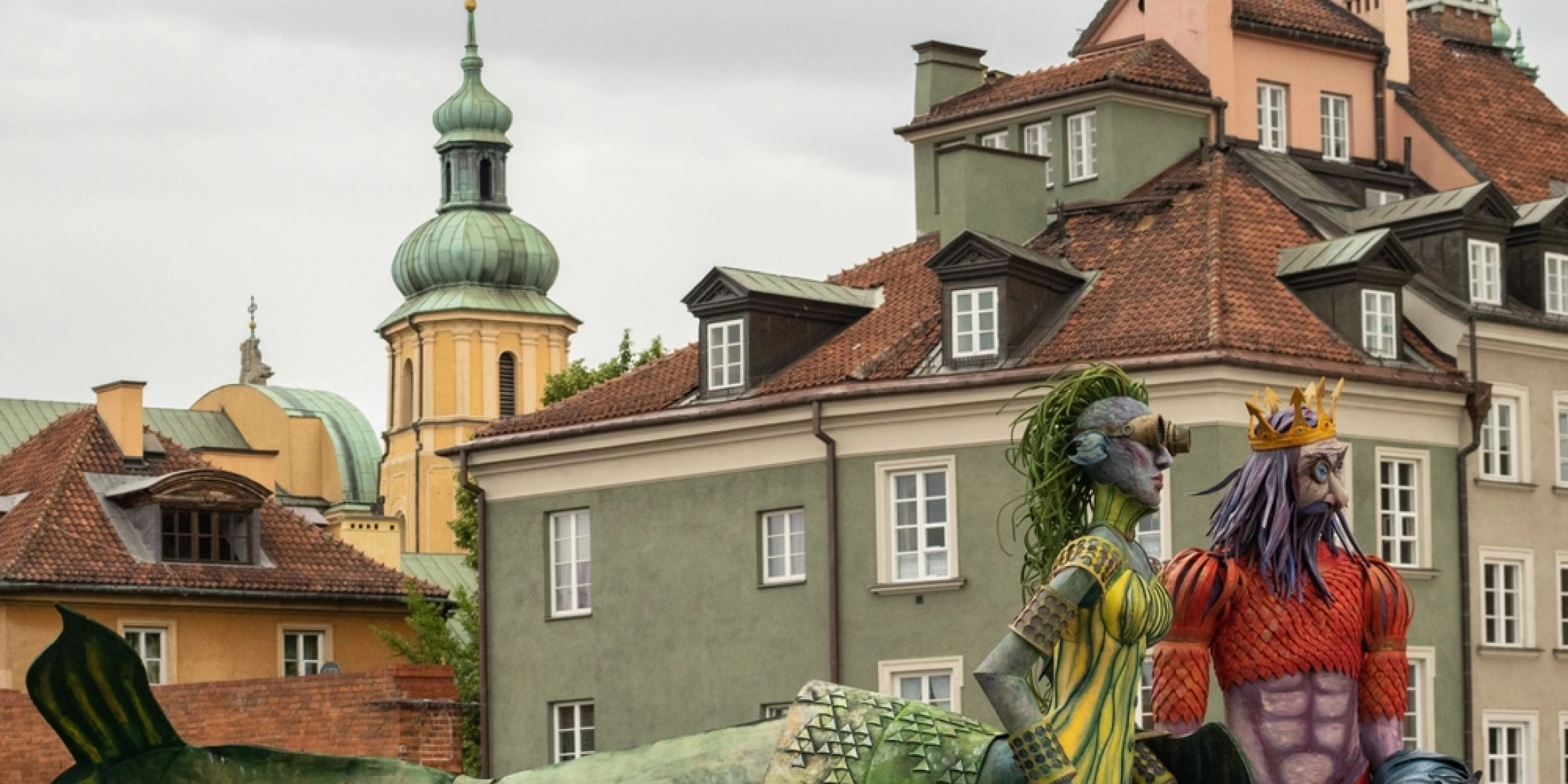 Syrenka i tryton na platformie podczas parady.
