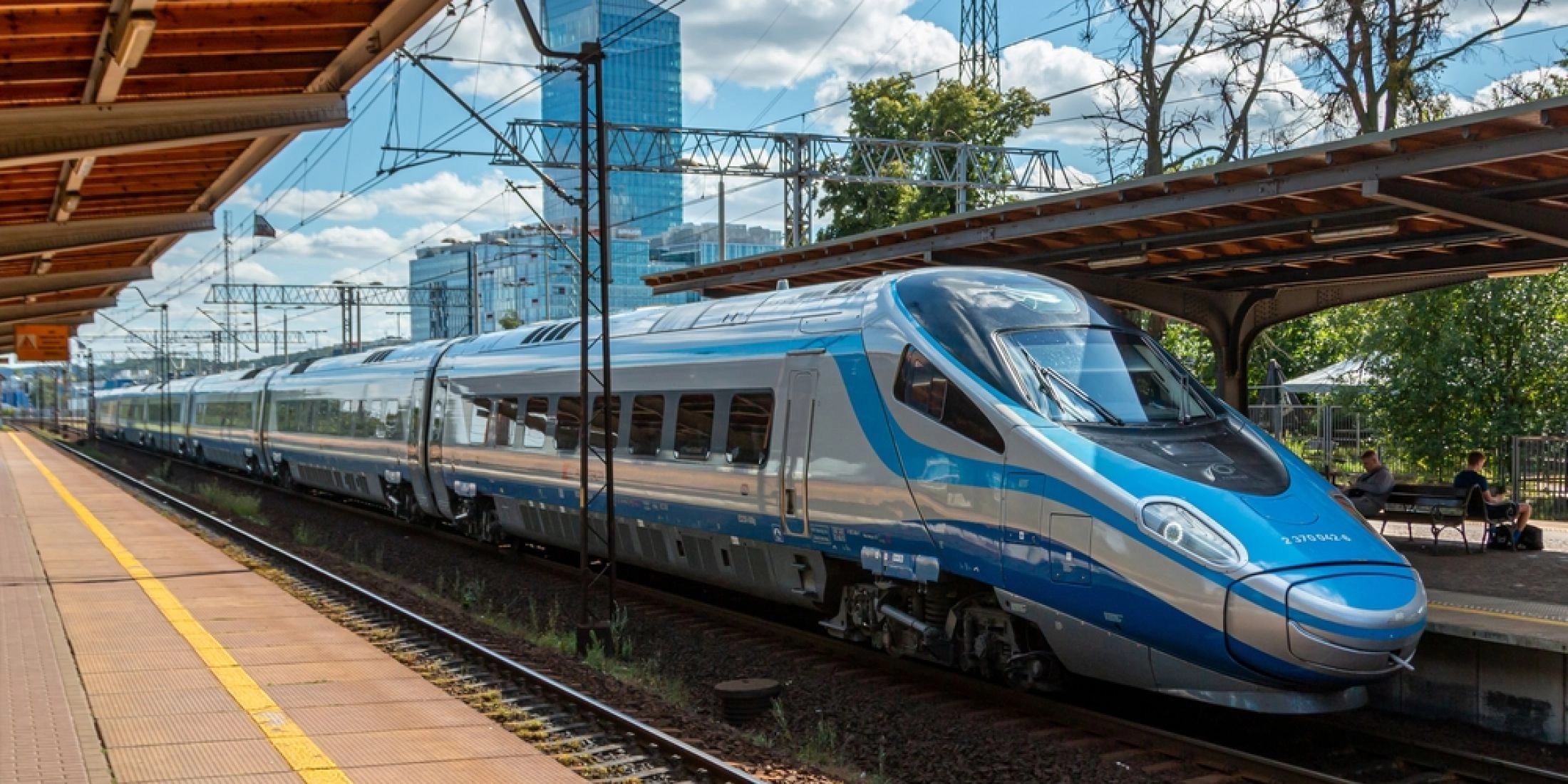 Pociąg Pendolino EIP PKP Intercity na peronie stacji Warszawa Centralna w tle nowoczesne wieżowce.