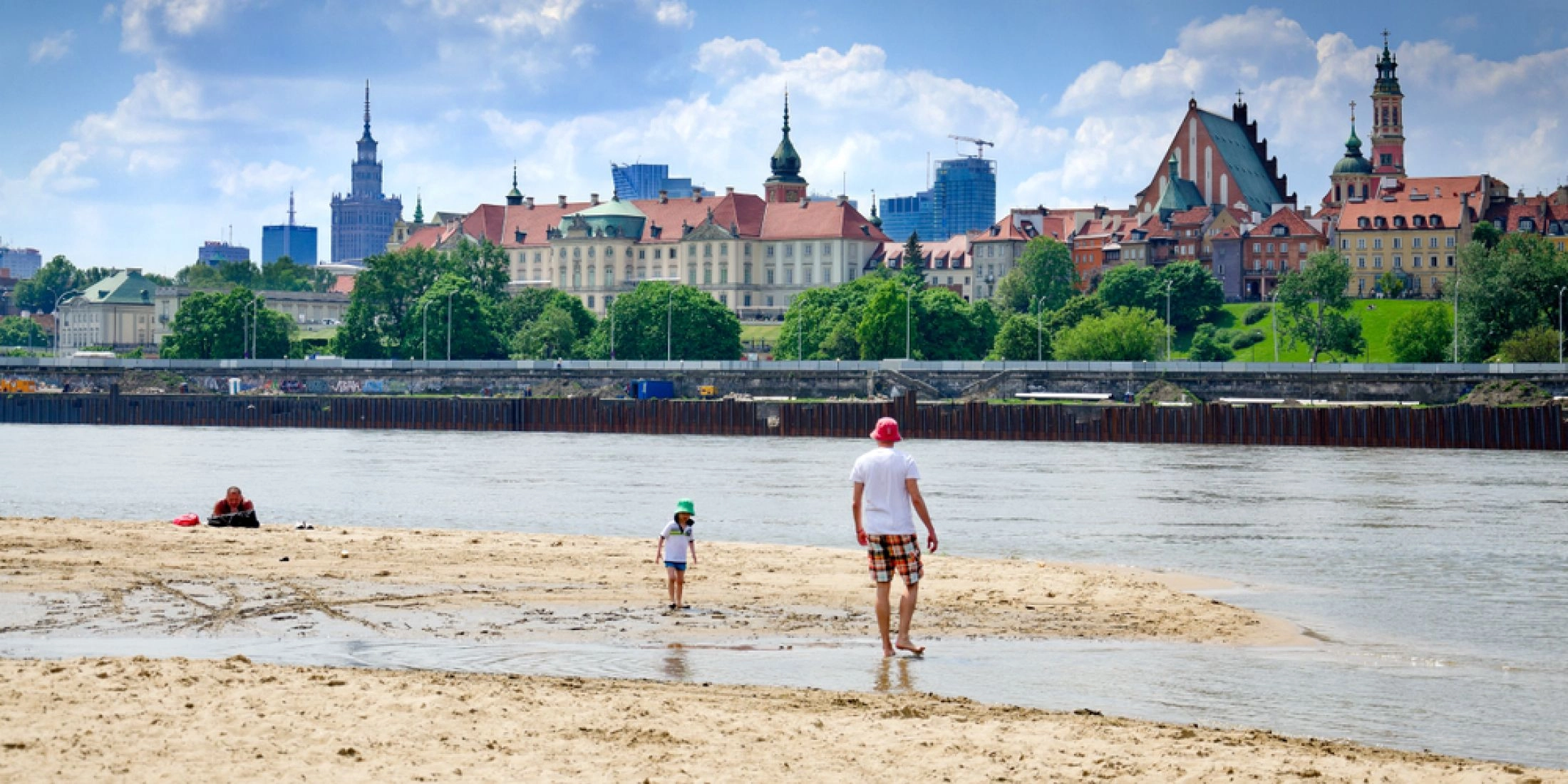 Plaża Rusałka nad Wisłą z panoramą Starego Miasta i Zamku Królewskiego po drugiej stronie rzeki.