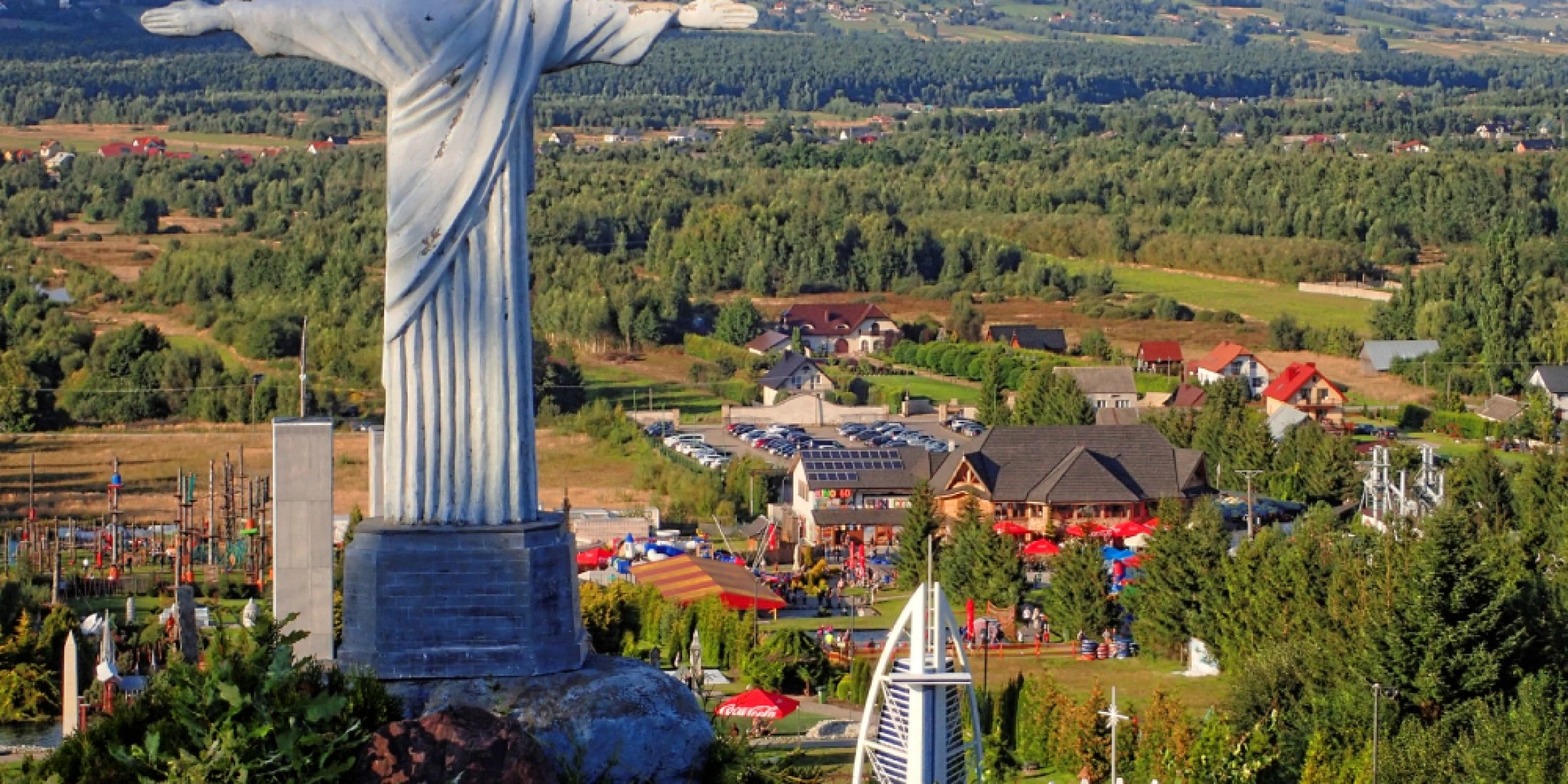 Wielka figura Chrystusa z rozpostartymi ramionami stojąca nad Parkiem Miniatur Sabat.