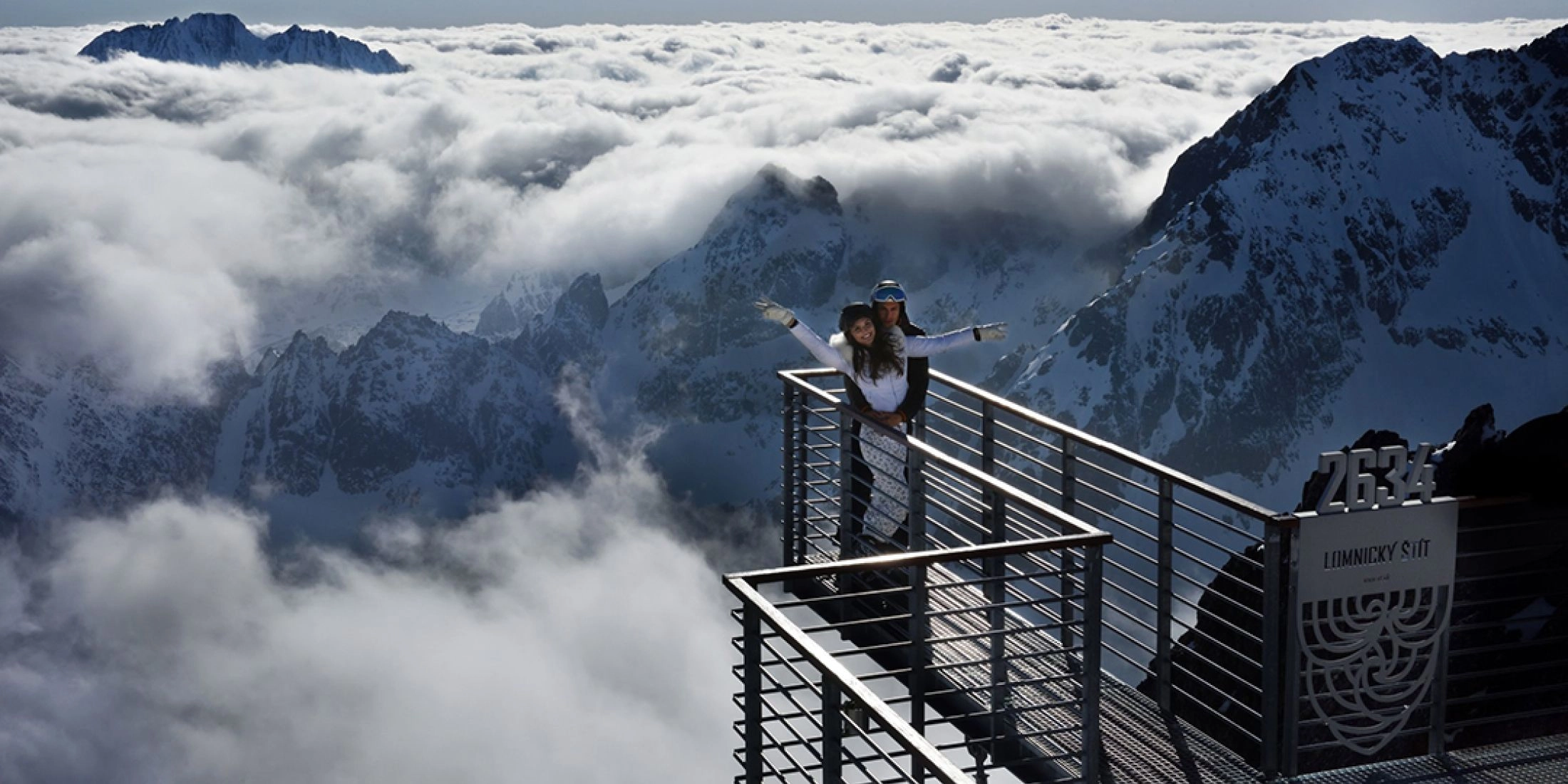 Platforma widokowa na Łomnickim Szczycie 2634 m n.p.m., panorama Tatr Wysokich zimą.