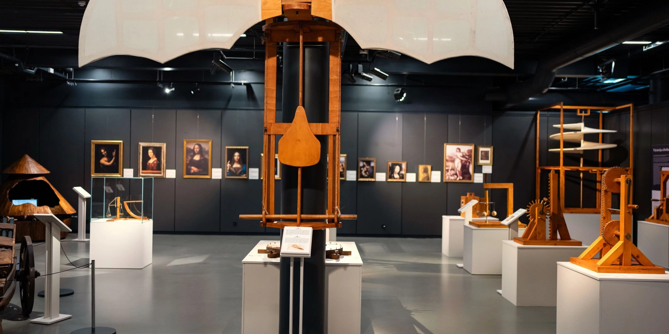 Machiny Leonarda da Vinci w Hangarze Czyżyny – centralna konstrukcja i repliki obrazów w tle