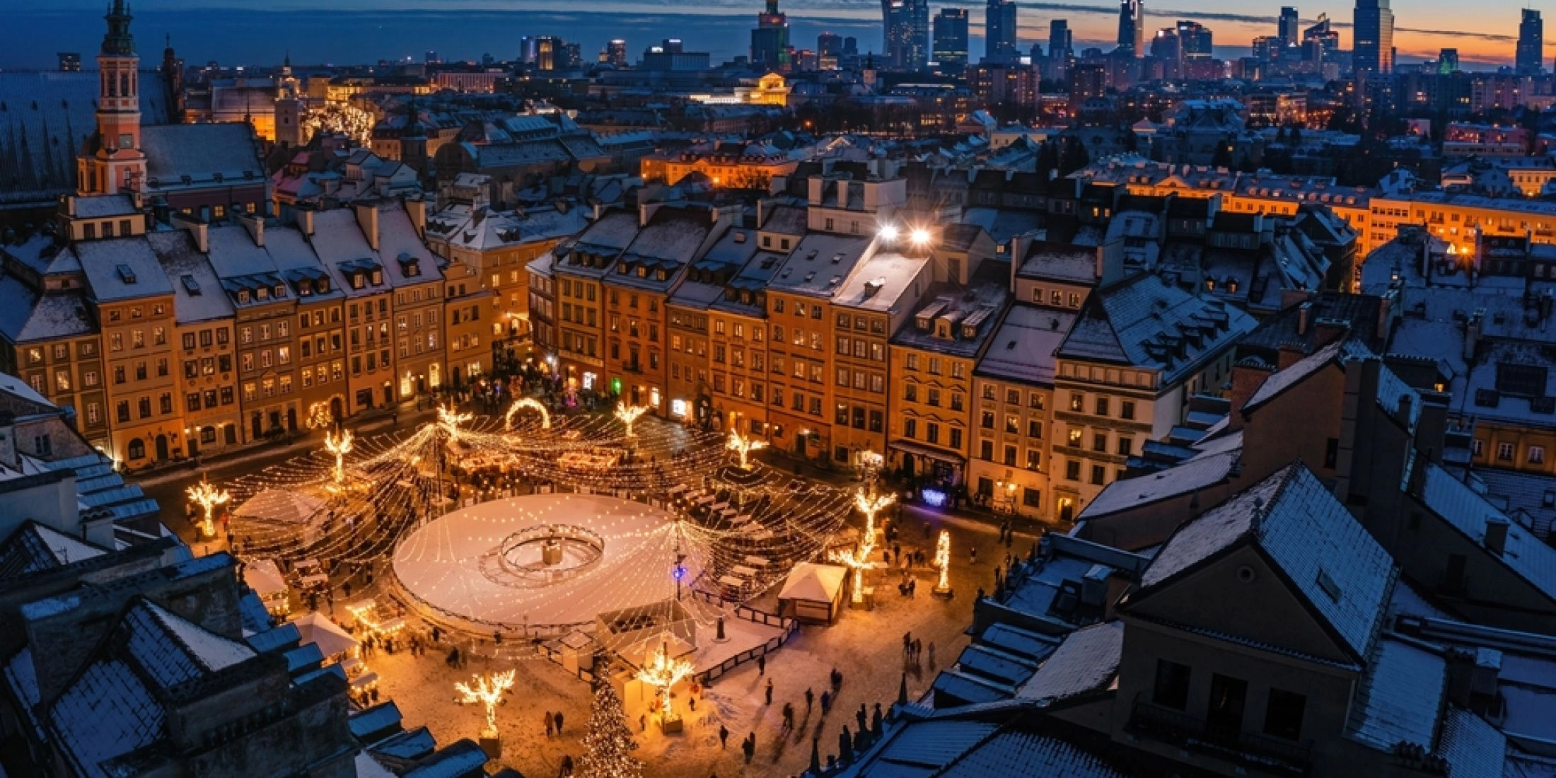 Rynek Starego Miasta w Warszawie zimą z lodowiskiem i iluminacją.