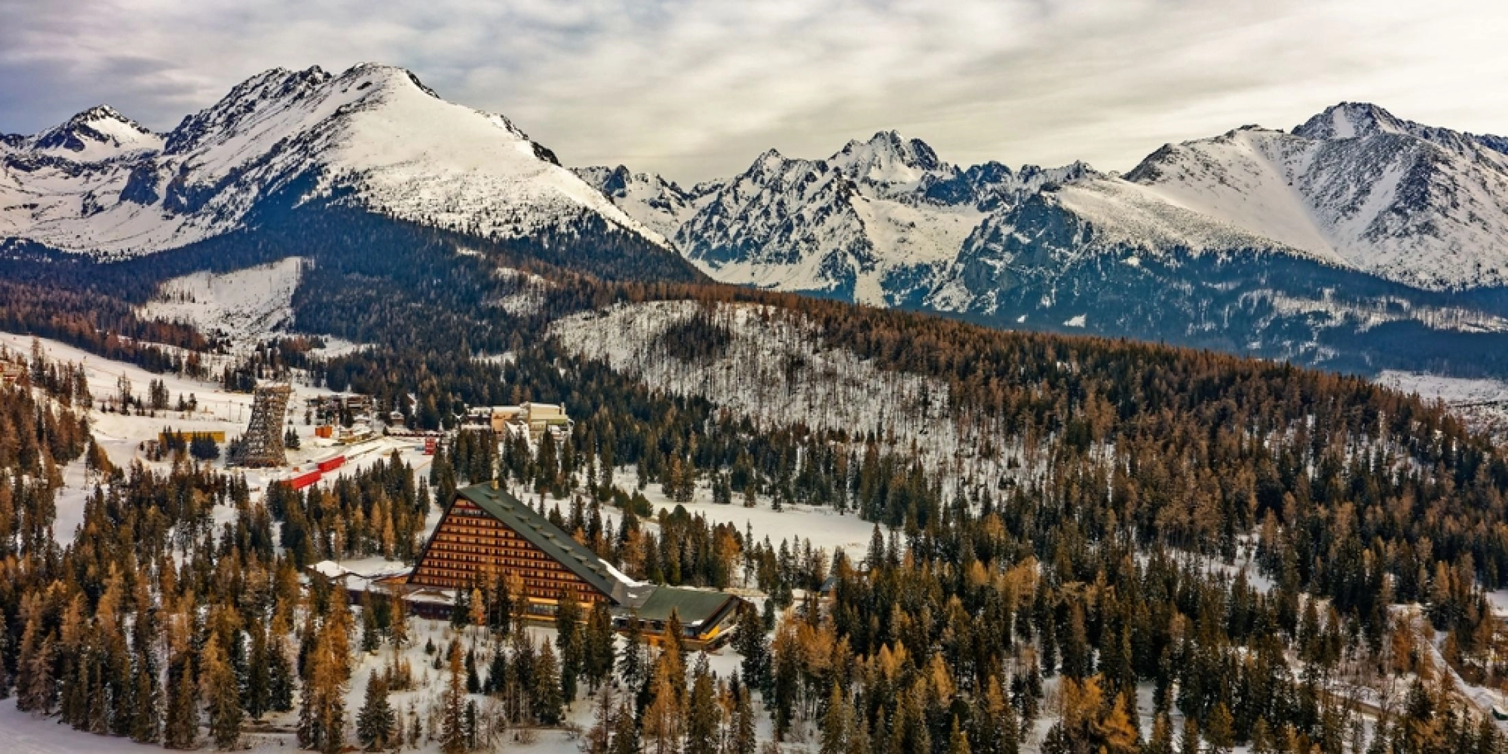Panorama Štrbskiego Plesa i Tatr Wysokich zimą