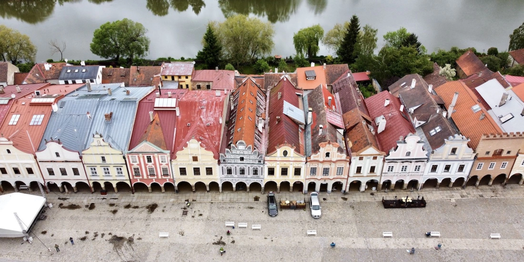 Kolorowe kamienice z arkadami przy rynku w Telču widziane z góry