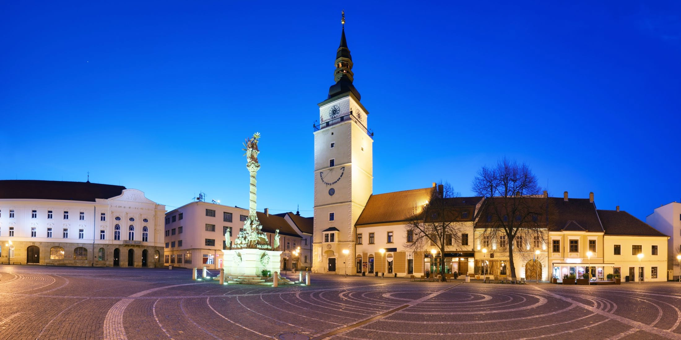 Widok na deptak, wieżę i zabudowę historycznego centrum Trnawy..