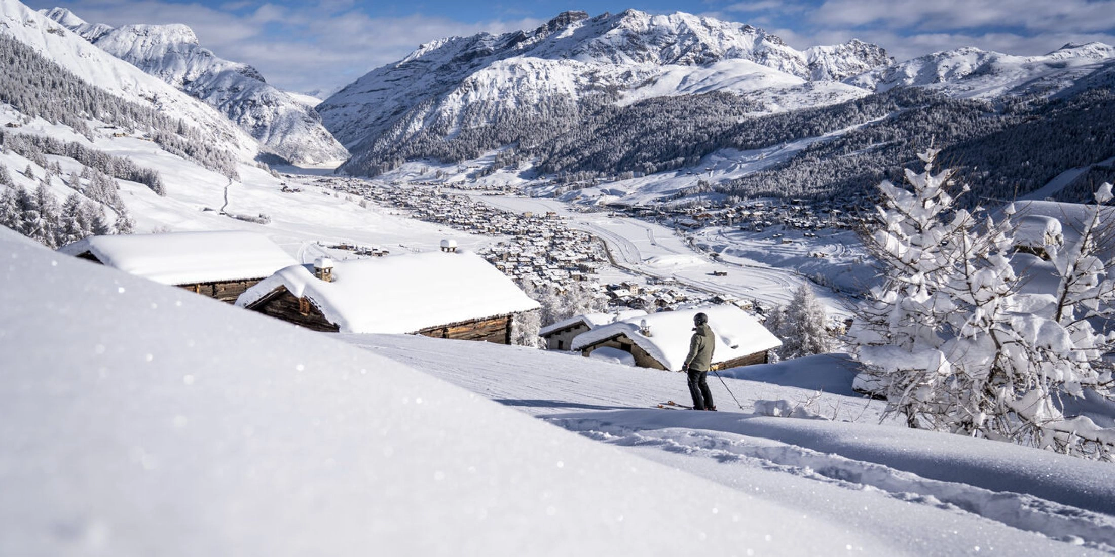 Zimowy krajobraz Livigno, alpejska dolina i zabudowa miasteczka pod śniegiem