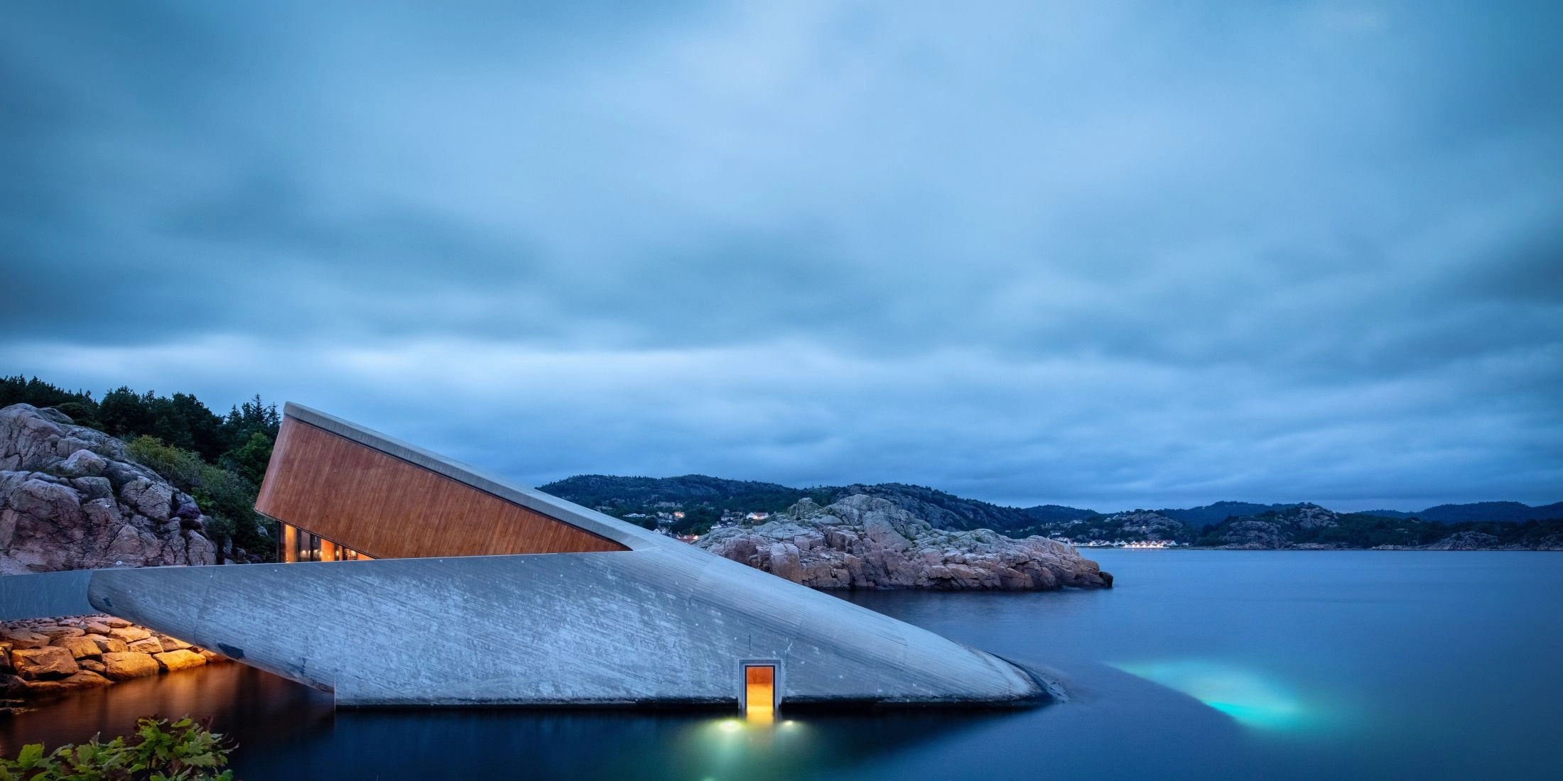 Podwodna restauracja Under w Lindesnes w Norwegii, częściowo zanurzona w morzu