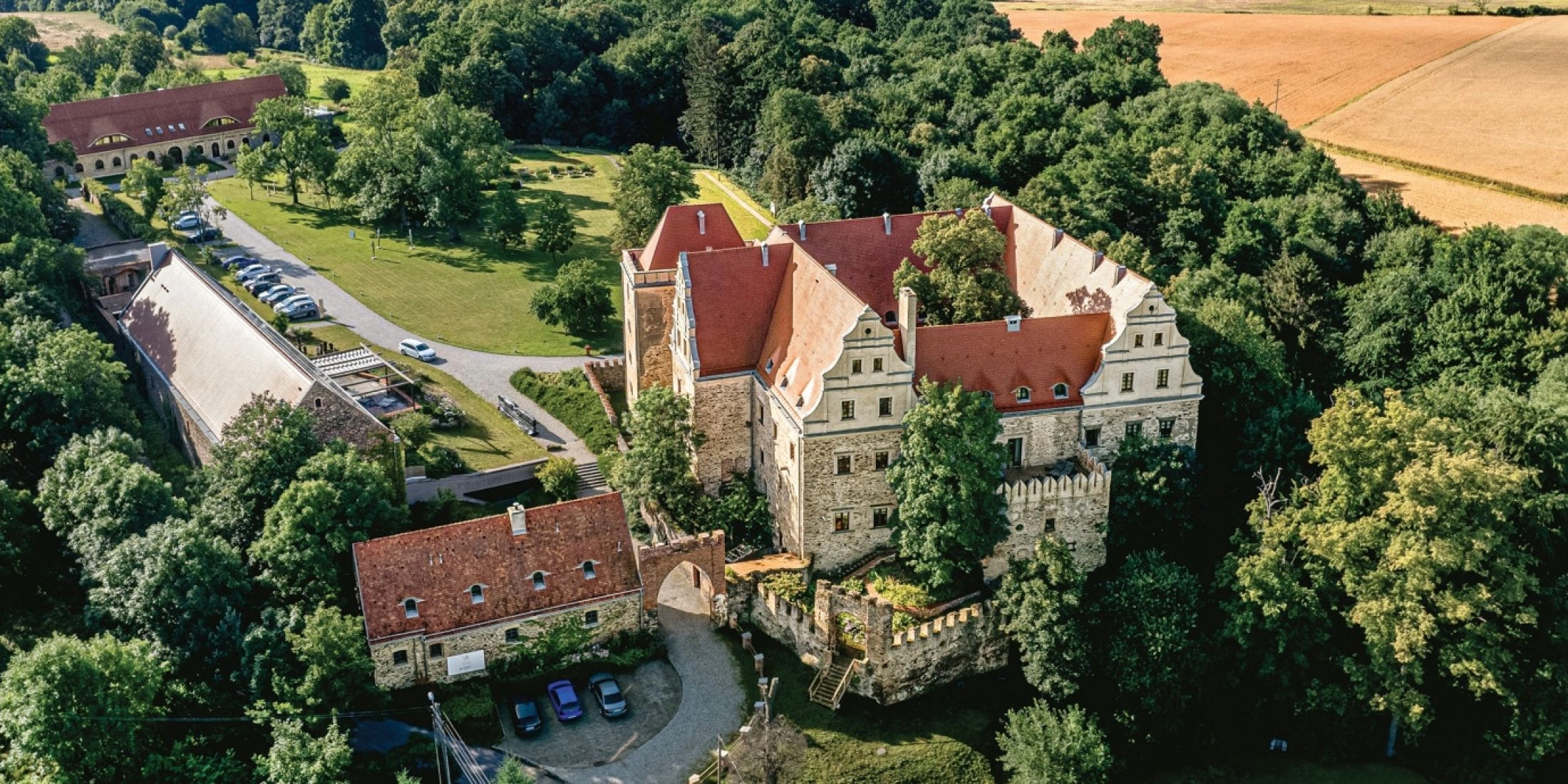 Uroczysko Siedmiu Stawówbutikowy hotel i pierwsze SPA by L’Occitane w Polsce położone jest w malowniczym otoczeniu pól i lasów, tuż obok siedmiu stawów.