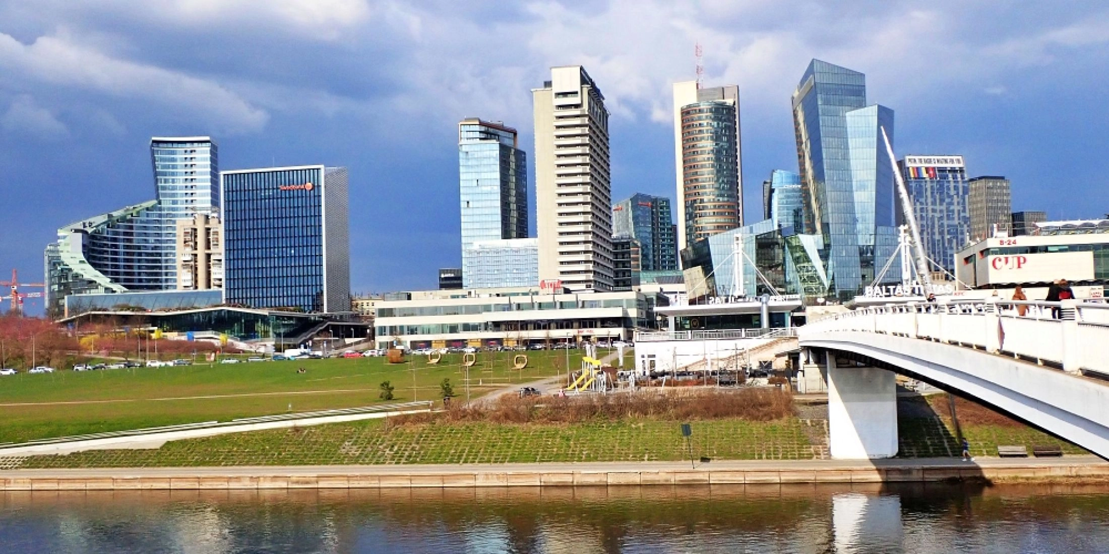 Panorama nowoczesnej dzielnicy biznesowej w Wilnie nad rzeką Wilią, widok na wileński Manhattan i Most Biały.