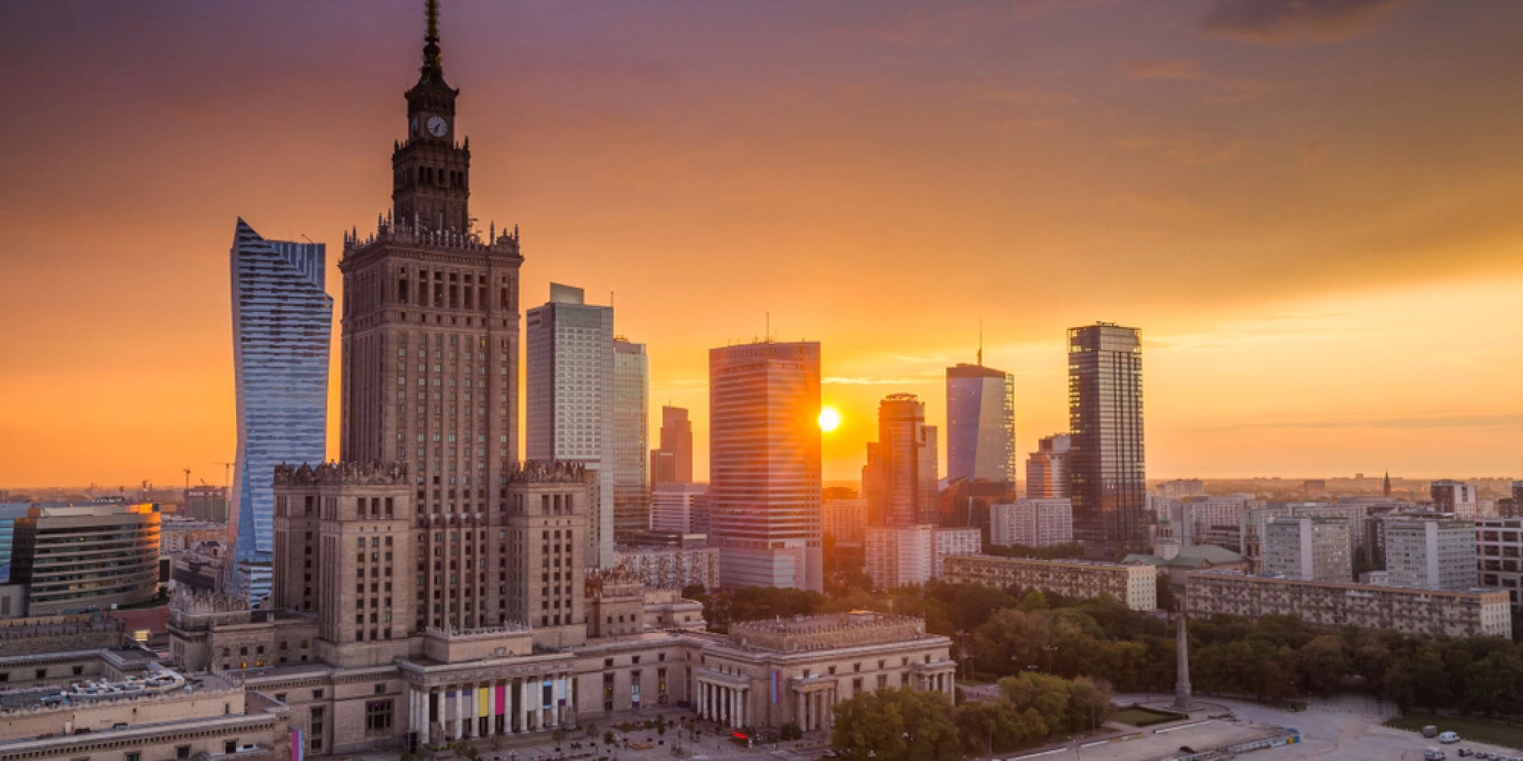 Panorama Warszawy o zachodzie słońca z Pałacem Kultury i nowoczesnymi wieżowcami