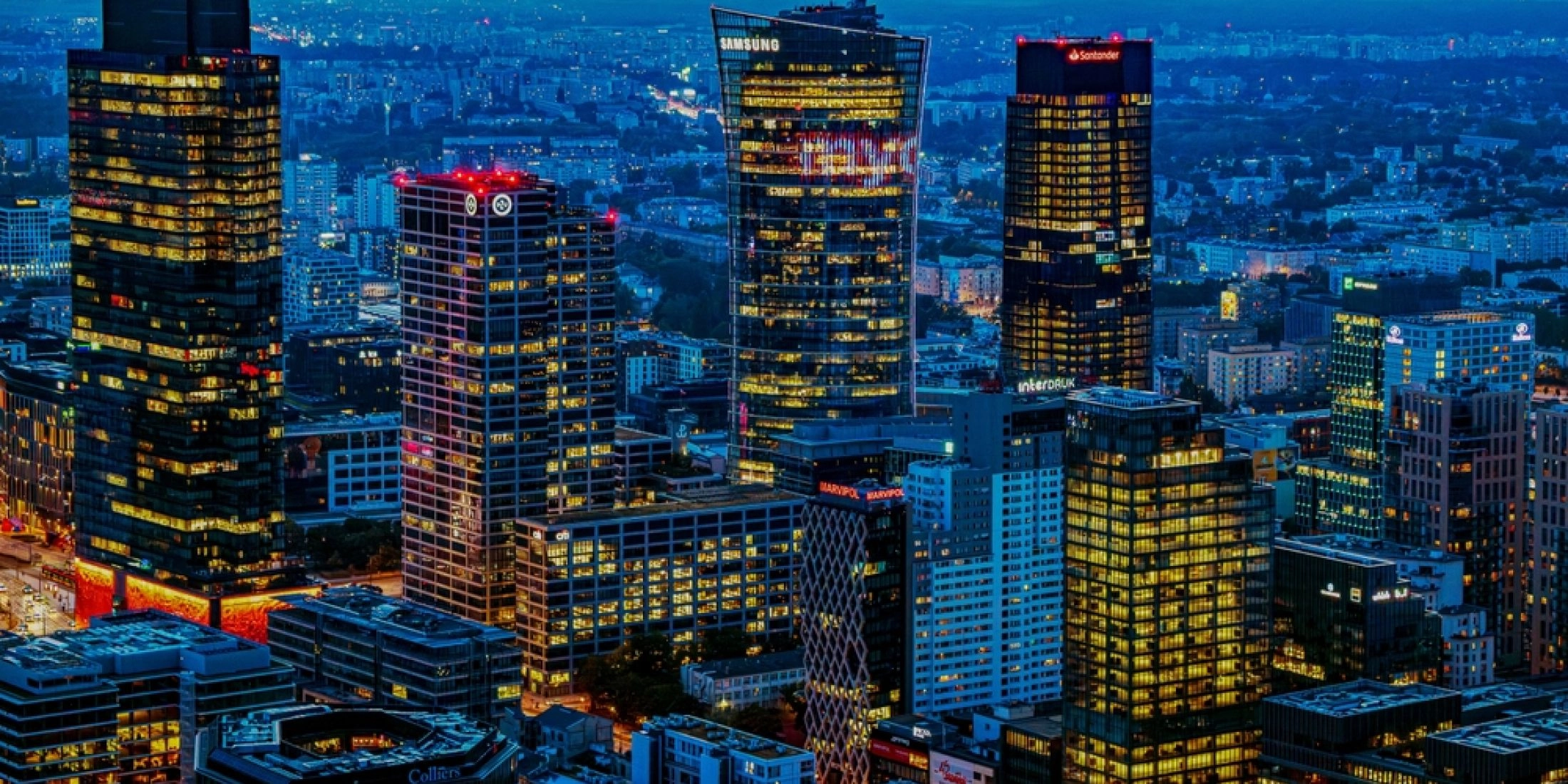 Warszawa centrum panorama wieżowce nocą, nowoczesne biurowce w Śródmieściu