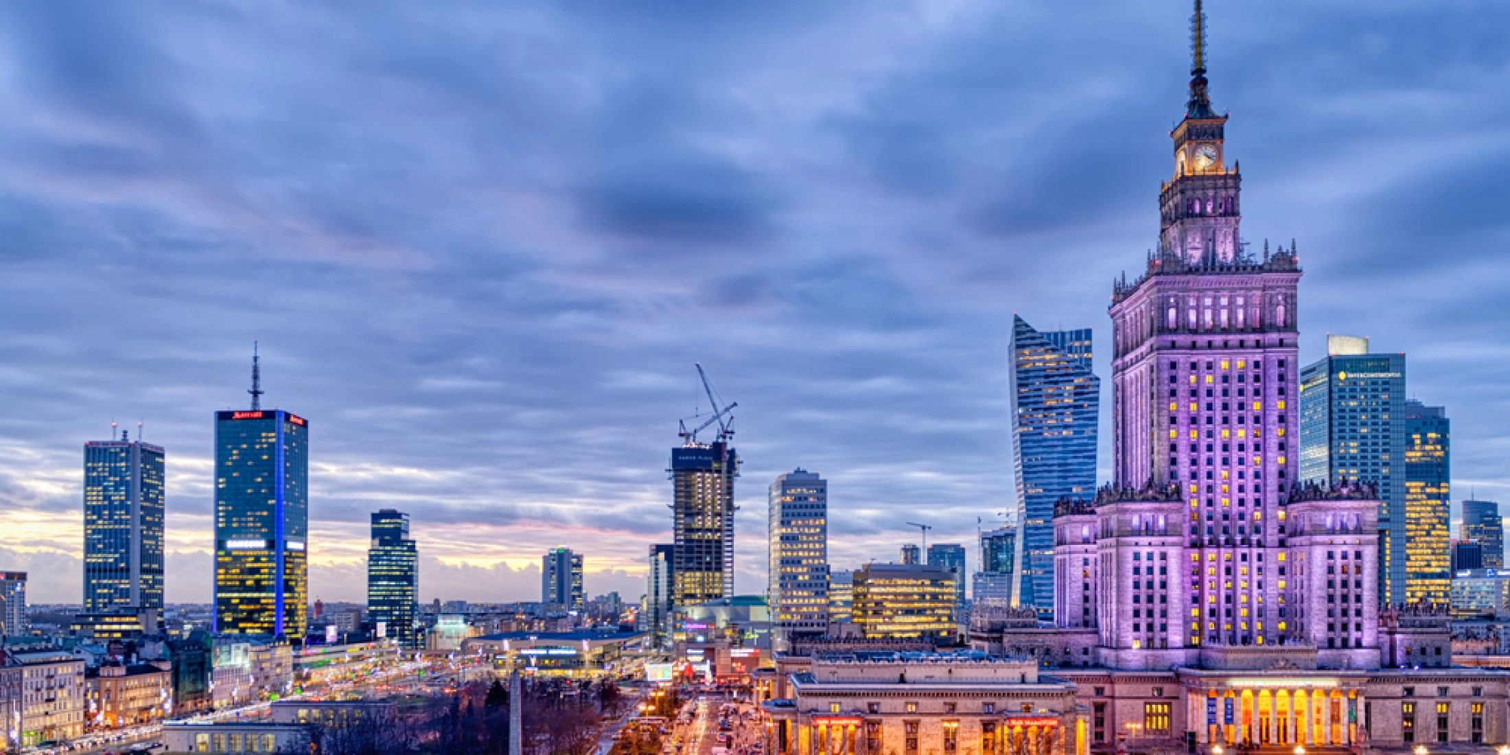 Panorama centrum Warszawy z Pałacem Kultury i Nauki o zmierzchu, zimowy widok miasta