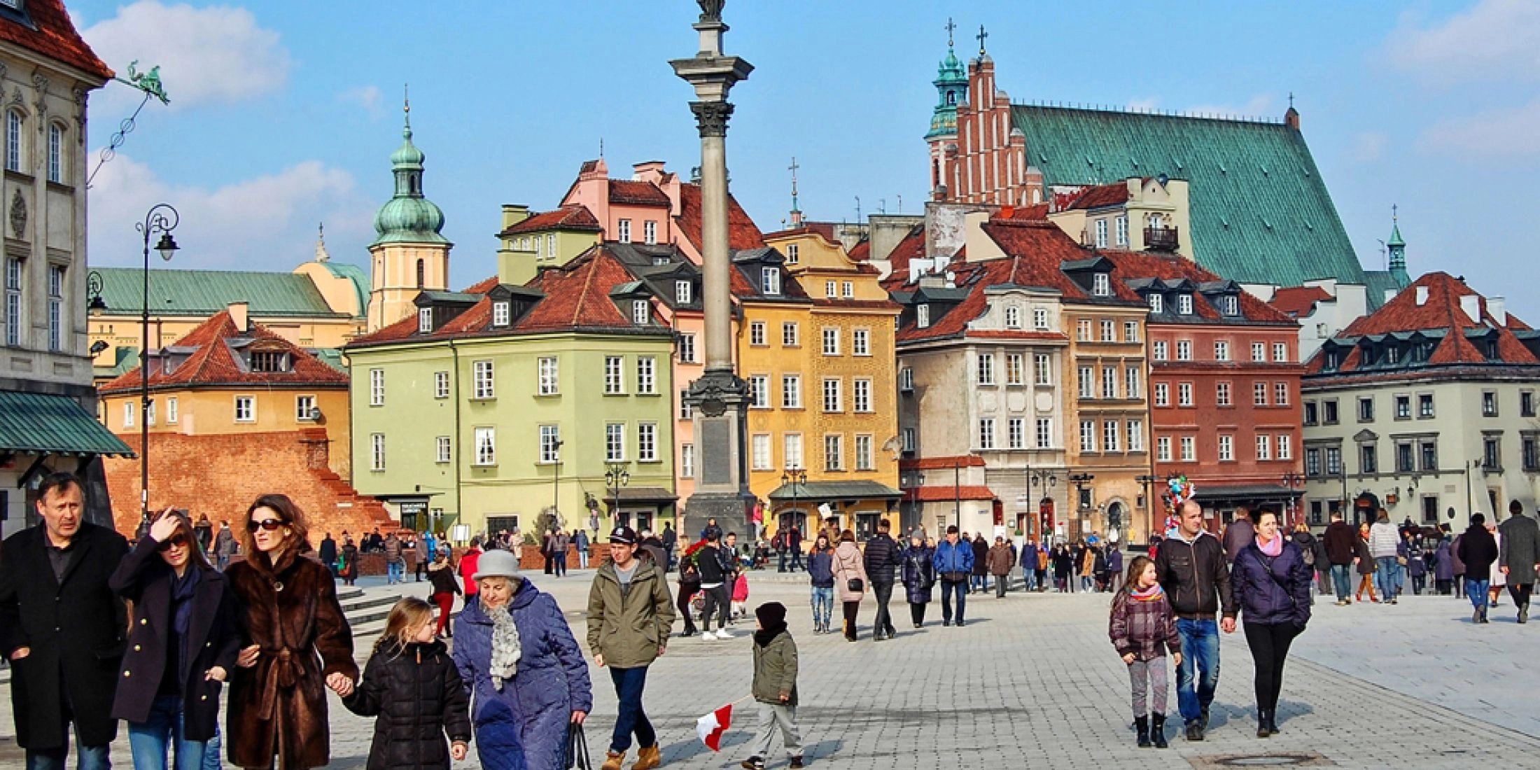Plac Zamkowy w Warszawie z Kolumną Zygmunta i spacerującymi ludźmi