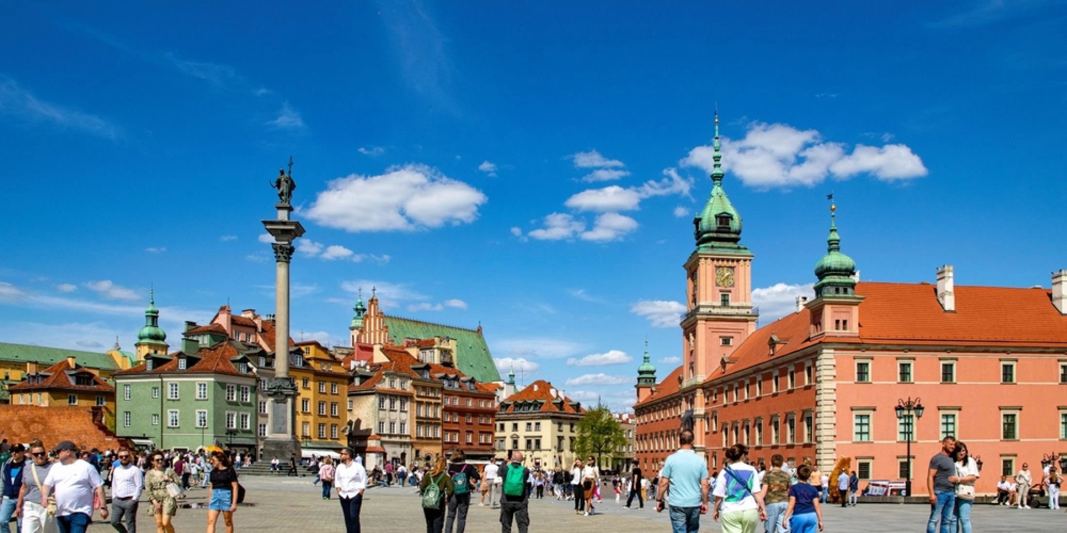 Plac Zamkowy i Stare Miasto w Warszawie w słoneczny majowy dzień.