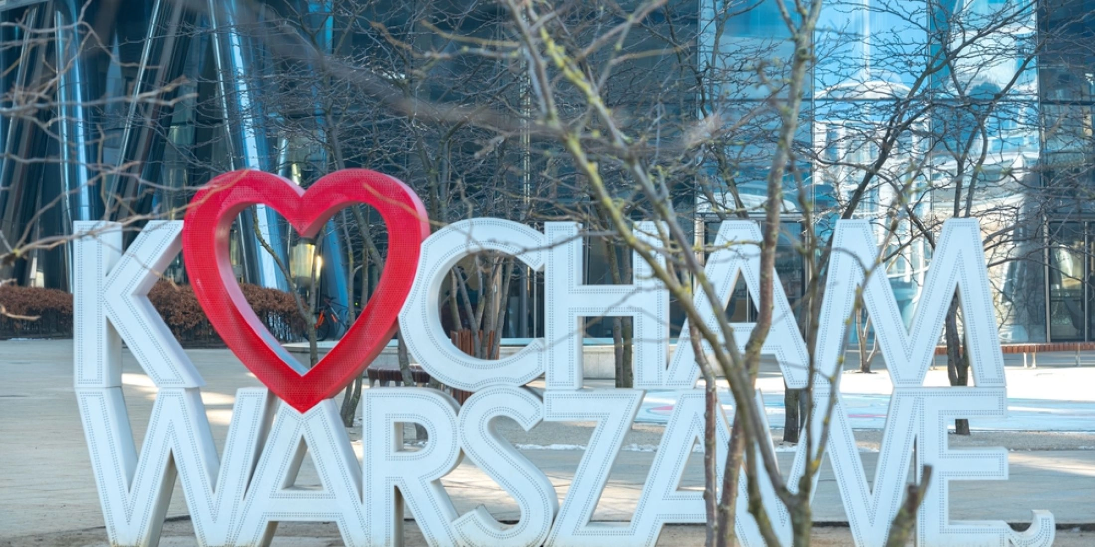 Napis „Kocham Warszawę” w centrum miasta to naturalny przystanek podczas walentynkowego spaceru – prosty, miejski akcent, który dobrze wpisuje się w lutowy klimat.