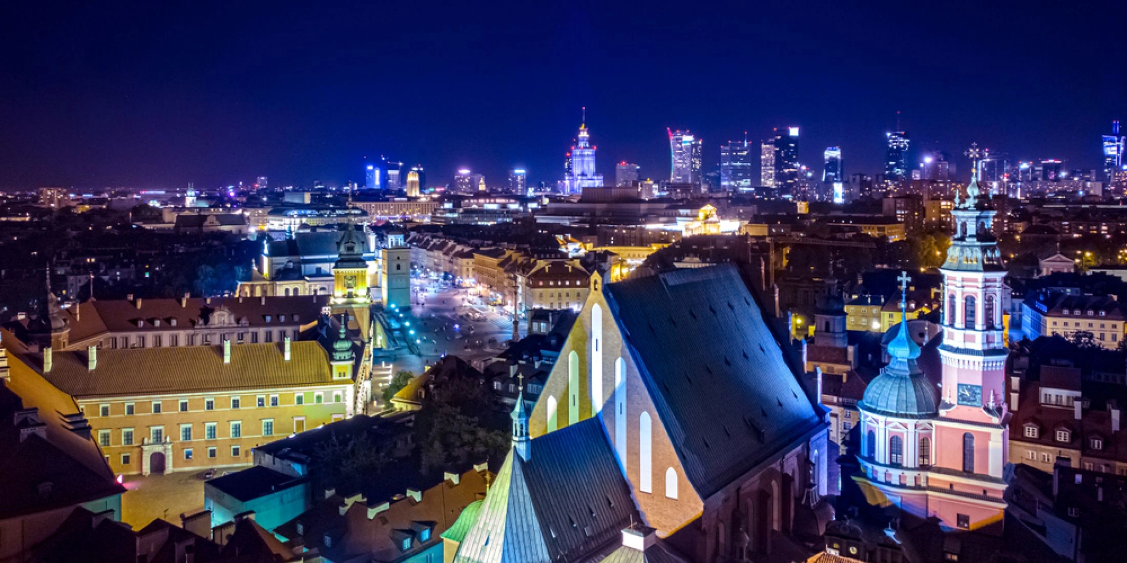 Nocna panorama Warszawy ze Starym Miastem, Pałacem Kultury i wieżowcami w tle