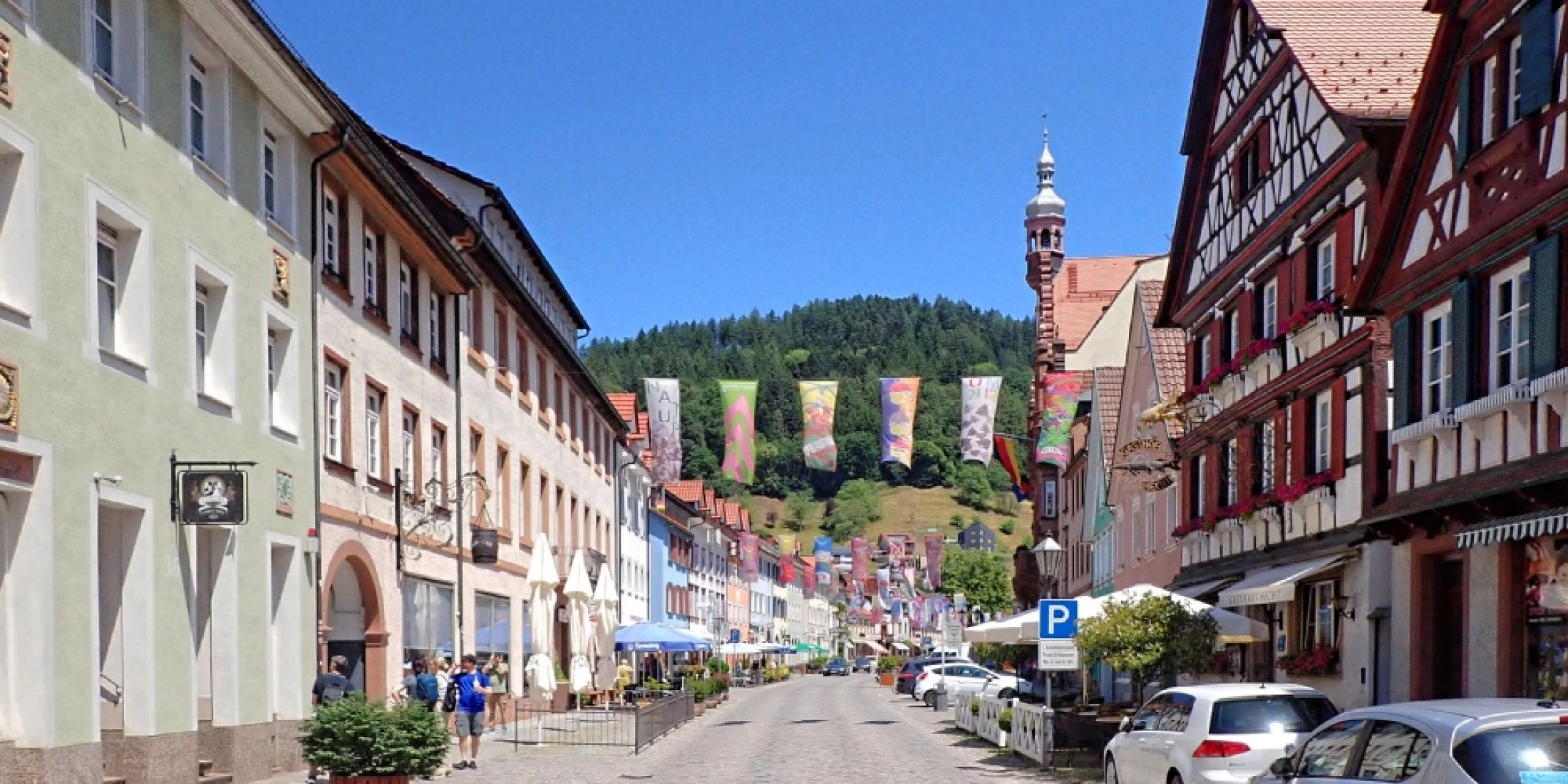 Zabytkowa ulica z kolorowymi kamienicami w centrum Wolfach w Szwarcwaldzie.