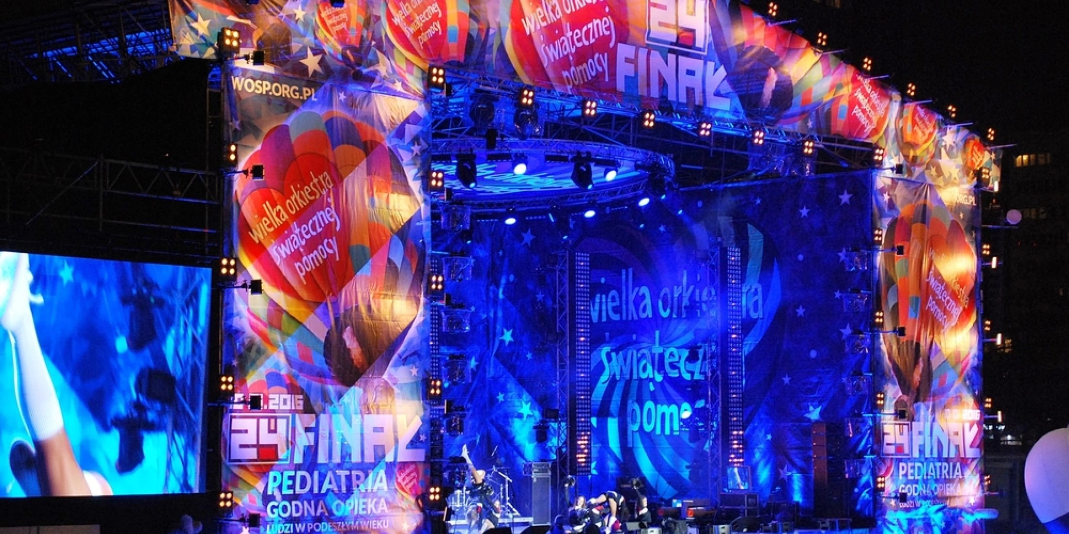 Scena finału WOŚP w Warszawie, koncert plenerowy podczas zbiórki.