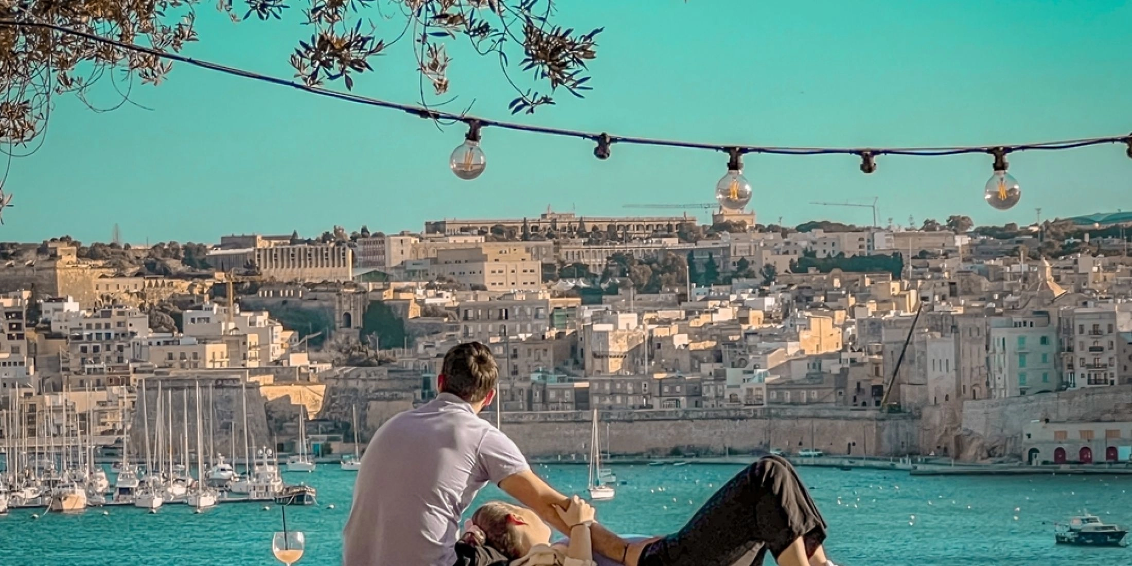 Valletta Malta widok na Wielki Port i zakochana para nad morzem
