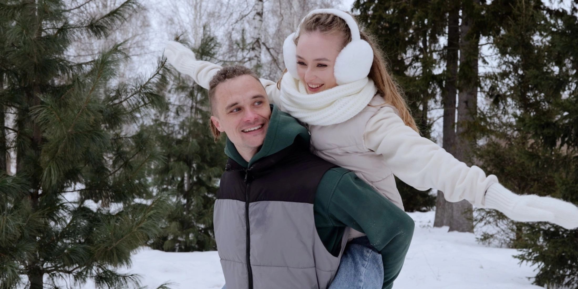 Para na zimowym spacerze w lesie w Polsce.