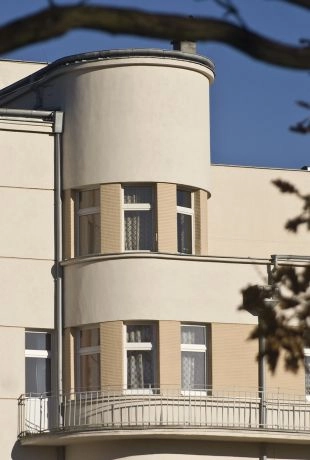Od góry: Kamienica Hundsdorffów, Kamienica Ogończyka - Blocha i Mazalona, Kamienica Pręczkowskiego, zdjęcia: Przemysław Kozłowski, Gdyński Szlak Modernizmu