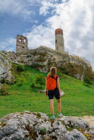 Skałka Będkowska Baszta i ruiny zamku w Olsztynie, Jura Krakowsko-Częstochowska, fot. Shutterstock