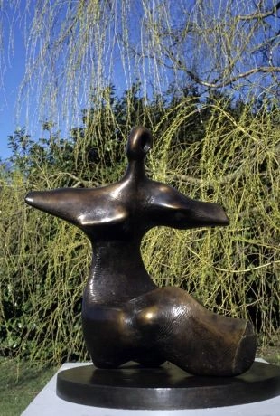 Od lewej: Sheep Piece 1971-72, fot. Jonty Wilde, Oval with Points 1968-70, fot. Henry Moore Archive, Working Model for Seated Figure: Arms Outstretched 1960, fot. Anita Feldman, Reclining Figure: Umbilicus 1984, The Henry Moore Foundation