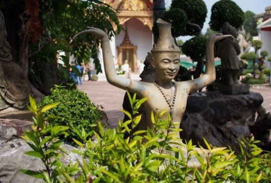 Wat Pho jest znanym centrum tajskiego masażu, do którego odniesienia można znaleźć w całej świątyni