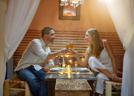 Romantyczna kolacja w restauracji to najczęstszy wybór na walentynki.