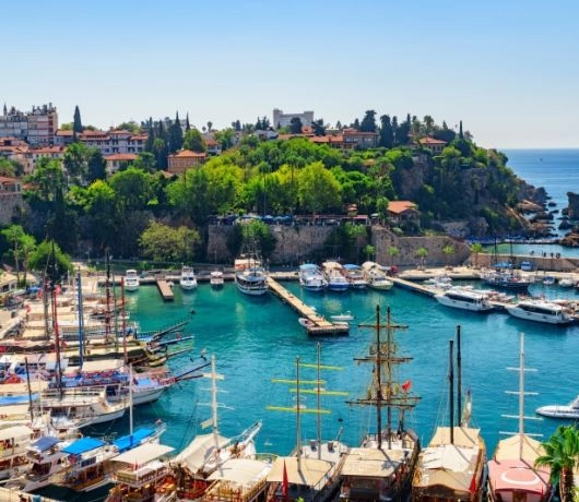 Riwiera Turecka oferuje piaszczyste plaże z turkusową wodą i malowniczymi zatokami a take ciekawe zabytki. Fot. Shutterstock