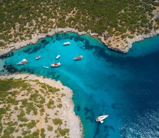 Riwiera Turecka oferuje piaszczyste plaże z turkusową wodą i malowniczymi zatokami a take ciekawe zabytki. Fot. Shutterstock