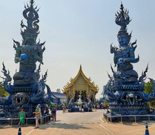 Monumentalne niebieskie figury strażników przed Wat Rong Suea Ten w Chiang Rai, Błękitna Świątynia, Tajlandia.