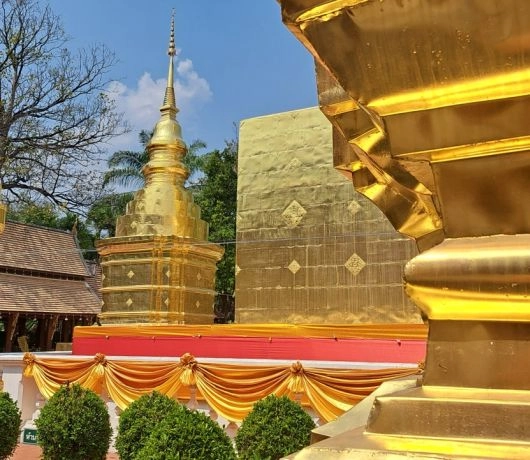 Złote czedi i stupy w świątyni buddyjskiej w Chiang Mai na północy Tajlandii