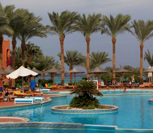 Hotelowy basen w Marsa Alam, palmy, leżaki i zabudowa resortowa nad Morzem Czerwonym