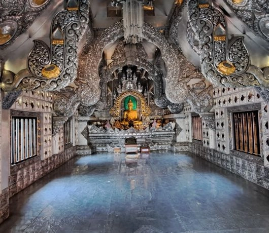 Dziedziniec Srebrnej Świątyni Wat Sri Suphan w Chiang Mai z posągami Buddy