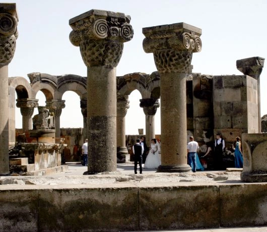 Kamienne kolumny i detale architektoniczne ruin katedry Zwartnoc w Armenii