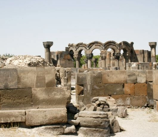 uiny katedry Zwartnoc w Armenii z kolumnami i ludźmi na dziedzińcu