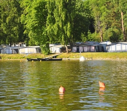 Camping Szekla jest pięknie położony nad jeziorem Niegocin.