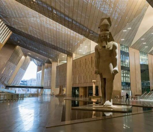 Zbliżenie monumentalnej rzeźby faraona w centralnej części budynku.