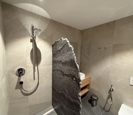 łazienka z kamieniem z Alp