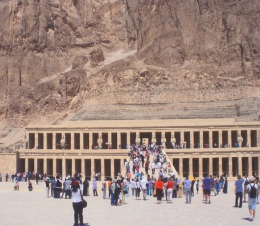 Świątynia Hatszepsut w Deir el-Bahari w Luksorze, monumentalna budowla wykuta w skale, zwiedzanie przez turystów
