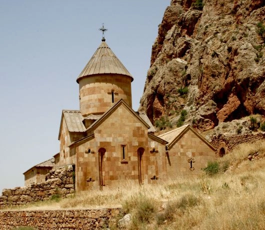 Klasztor Geghard w Armenii, kamienna świątynia u stóp skalnego zbocza