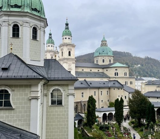 Katedra w Salzburgu z zielonymi kopułami i górami w tle