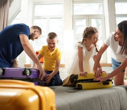 Podczas wakacji z dziećmi najważniejsza jest logistyka. Przyda się zarówno podczas pakowania, jak i samej podróży. Fot. Shutterstock