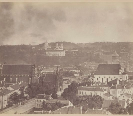 Archiwalna panorama Wilna z Góry Zamkowej z kościołami św. Anny, Bernardynów i św. Michała wśród niskiej zabudowy.