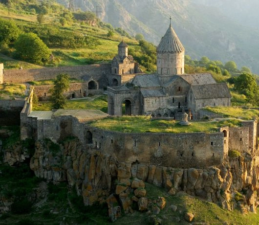 Klasztor Tatew w Armenii, kamienny kompleks obronny na skale nad wąwozem