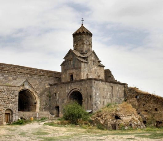Kamienna świątynia i zabudowania klasztoru Tatew w Armenii, część warownego kompleksu na skalnym zboczu
